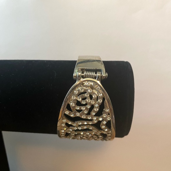 2/$20 MIX AND MARCH JEWELRY BUNDLE SILVER ROSE CUFF BRACELET - Picture 6 of 6